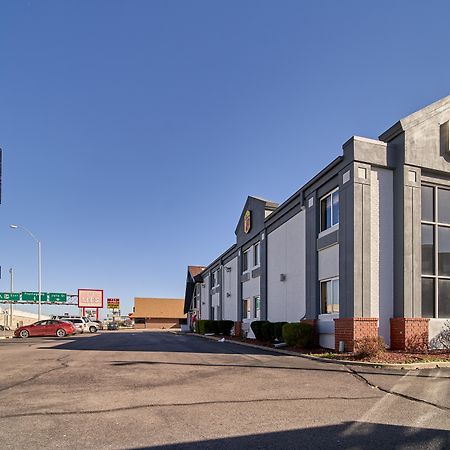 Super 8 By Wyndham Wichita Airport West Kellogg Motel Exterior photo