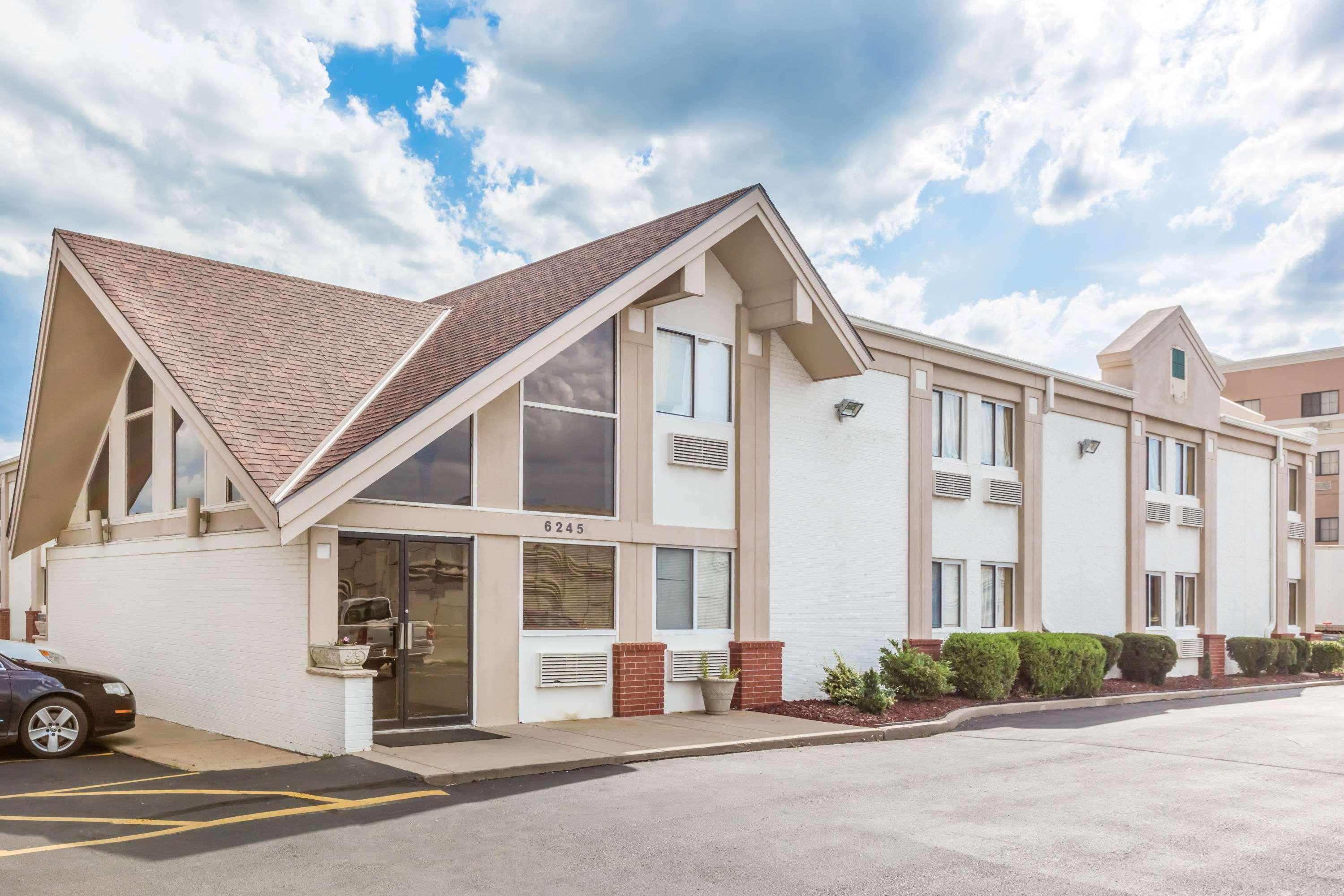 Super 8 By Wyndham Wichita Airport West Kellogg Motel Exterior photo