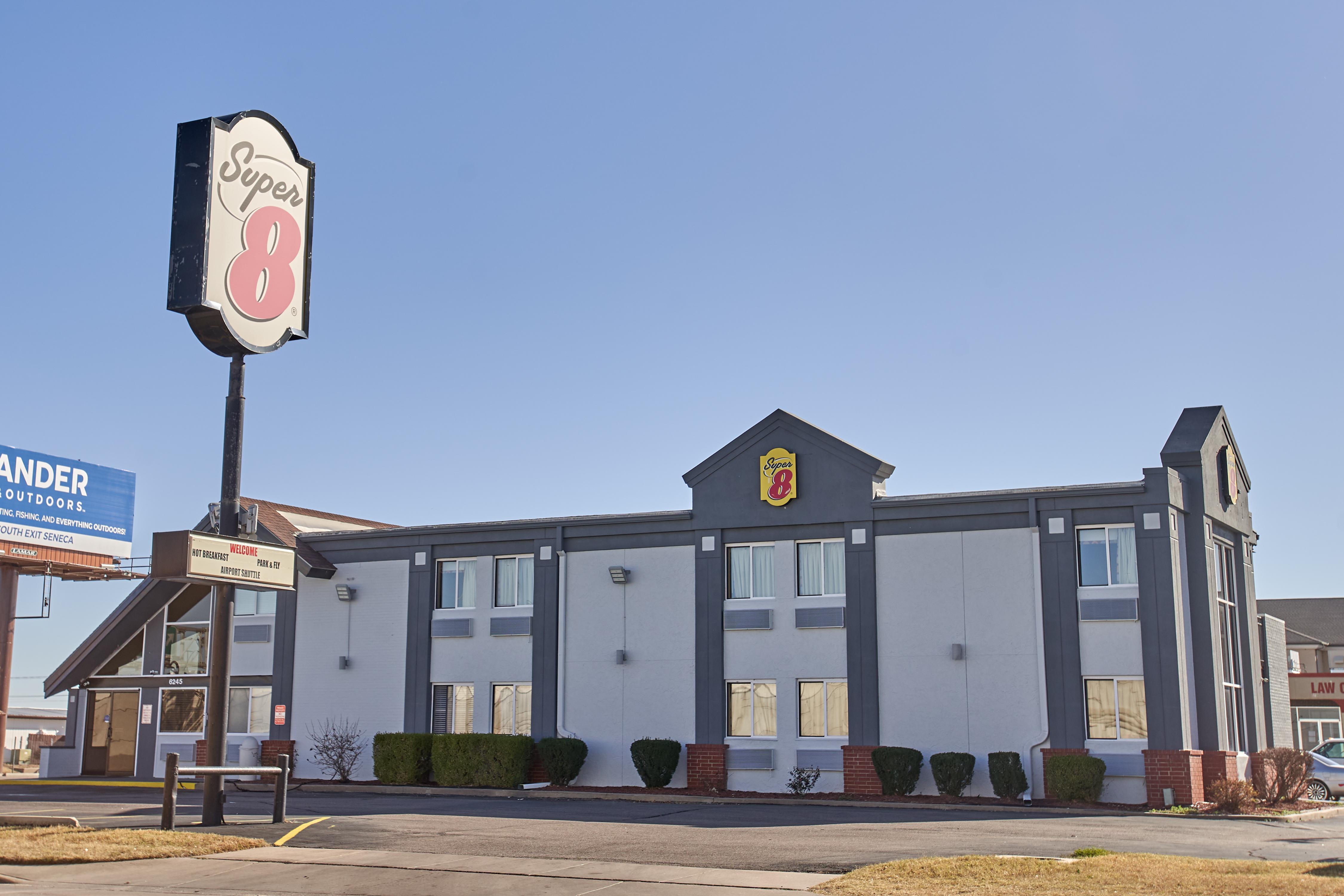 Super 8 By Wyndham Wichita Airport West Kellogg Motel Exterior photo