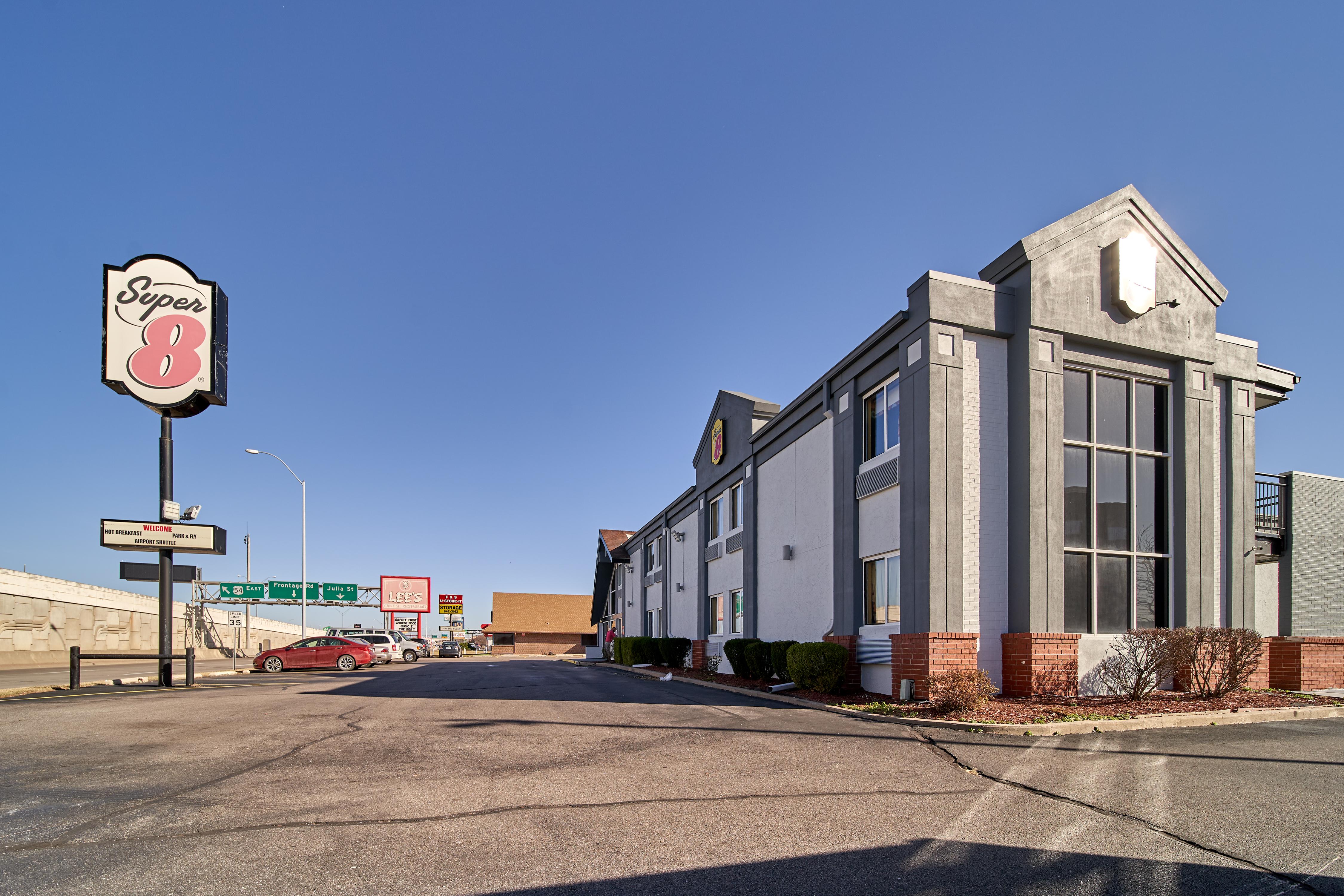 Super 8 By Wyndham Wichita Airport West Kellogg Motel Exterior photo