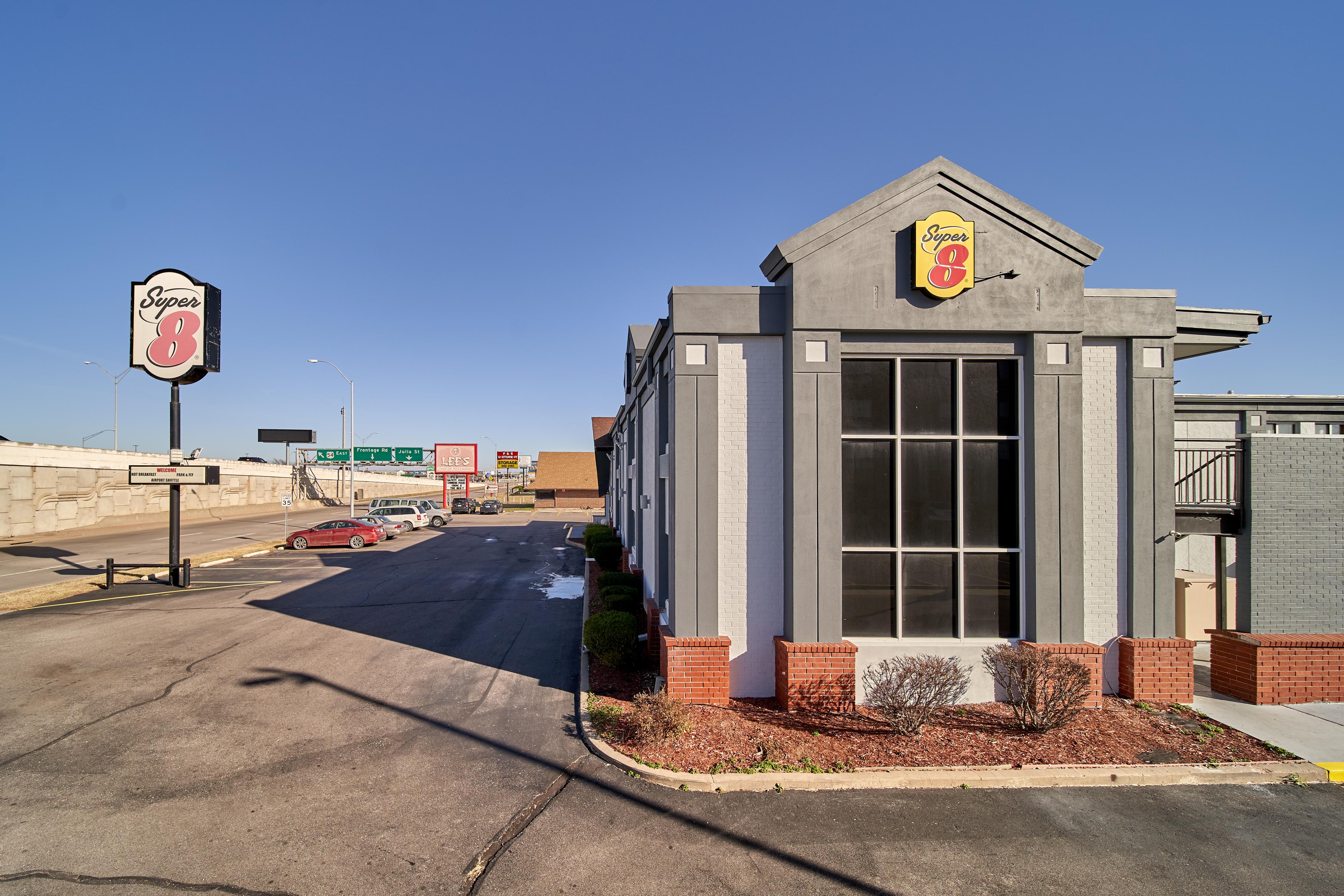 Super 8 By Wyndham Wichita Airport West Kellogg Motel Exterior photo