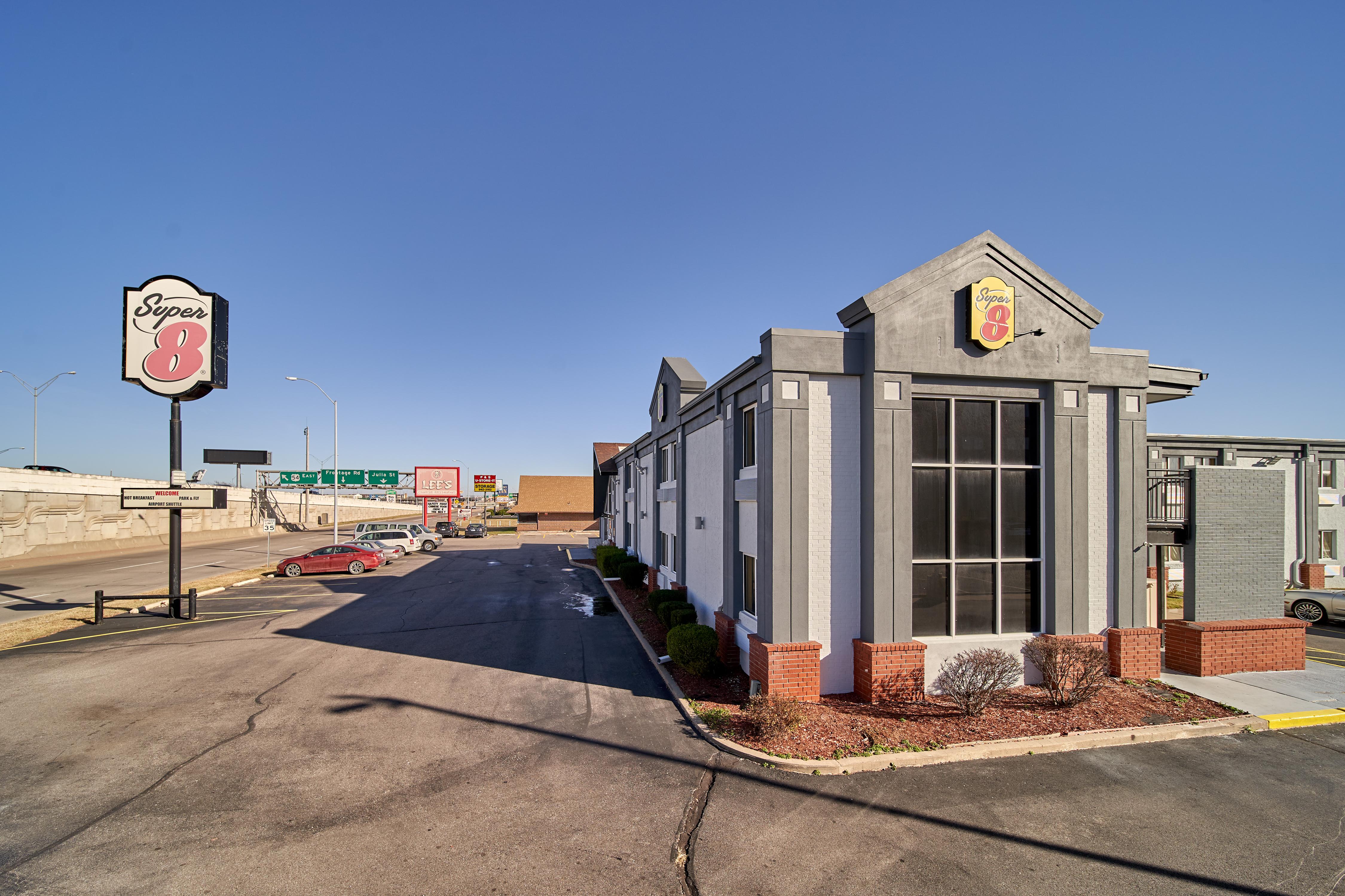 Super 8 By Wyndham Wichita Airport West Kellogg Motel Exterior photo